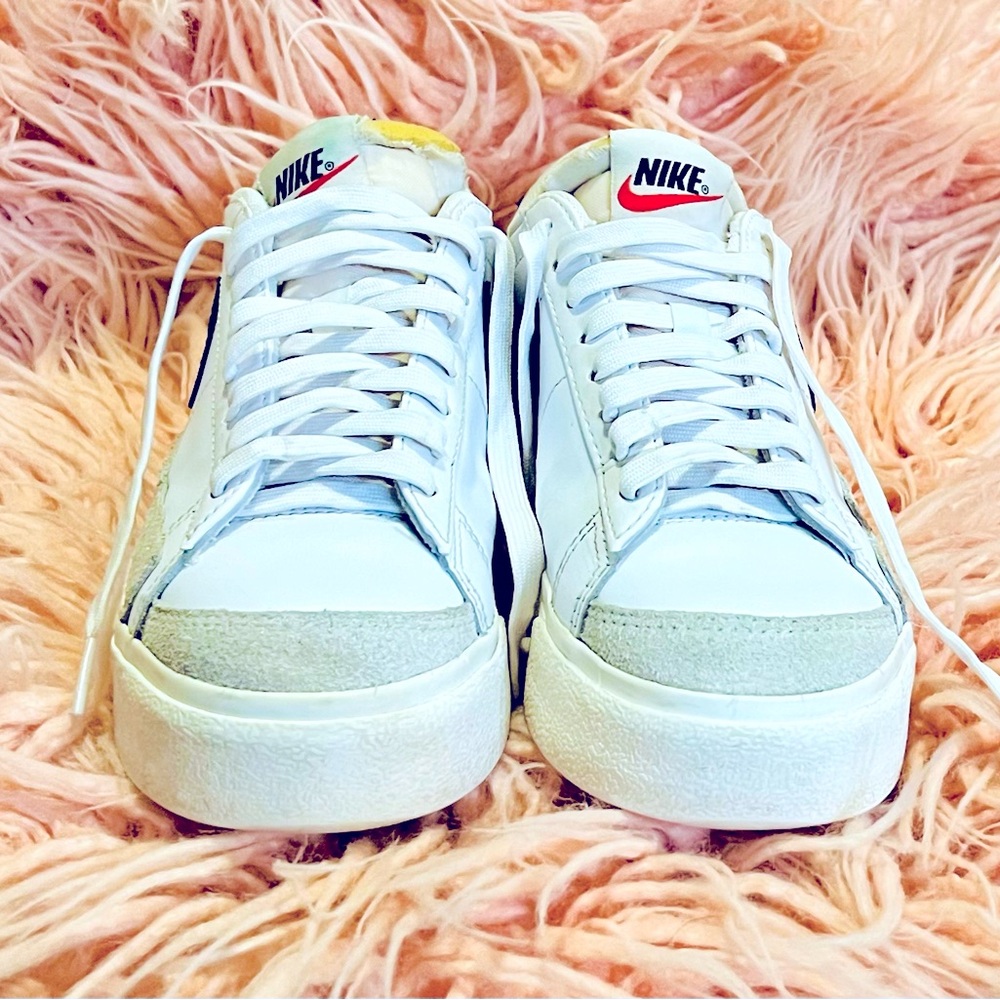 Nike White and Black Athletic Shoes Low-Top Design